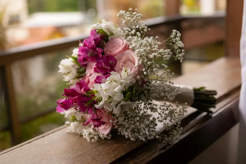 Ramo de novia artificial con flores de acabado natural