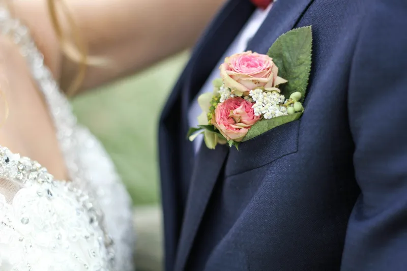 Botonier para novio, padrino y amigos con diseño coordinado